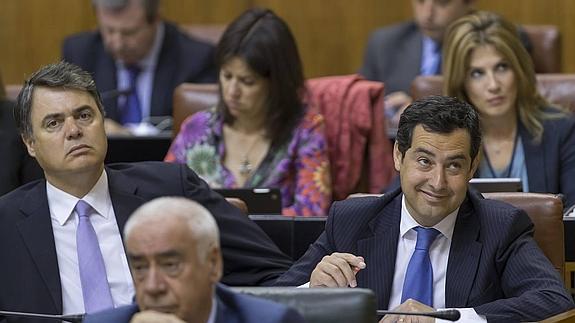 El presidente del PP-A, Juanma Moreno junto a Carlos Rojas.