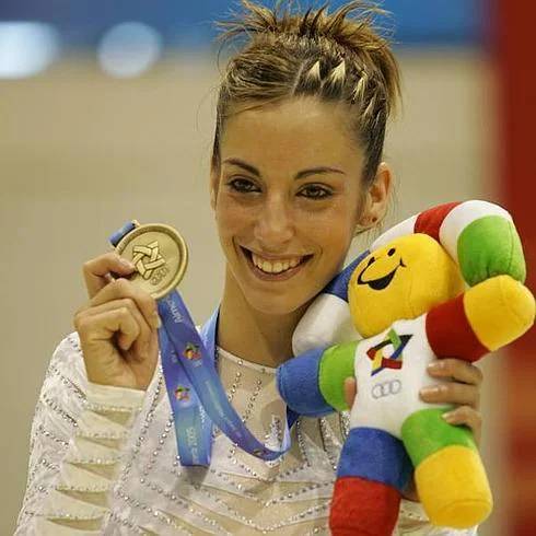 Almudena Cid posa con su medalla de los Juegos e Indalete. 