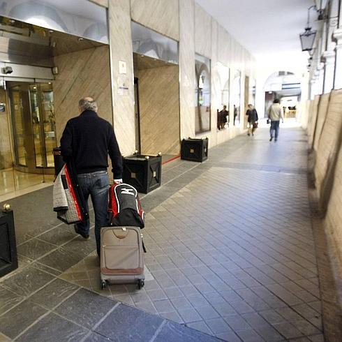 Un turista accede a un hotel en Ángel Ganivet