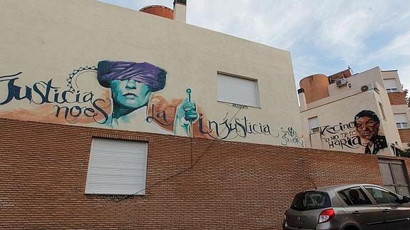Un grafiti en uno de los edificios de El Serrallo, hecho hace ya año y medio, habla de justicia e injusticia 