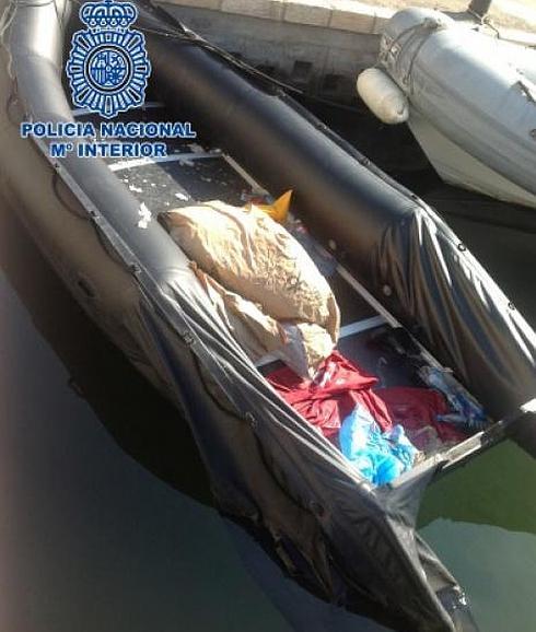 Detenidos dos jóvenes acusados de patronear una patera con 21 personas a bordo, entre ellas un menor