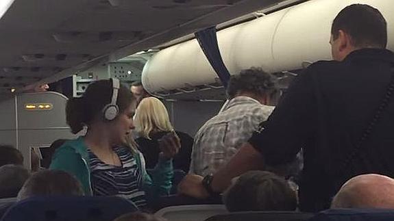 Un piloto echa a una adolescente autista del avión porque la molestaba