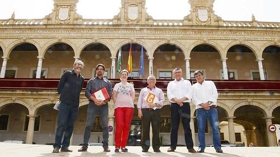 Eduardo Jiménez (Ganar Guadix), Manuel Ortiz, (IU), Inma Olea (PSOE), Manuel Poyatos (C’s), Jesús Lorente (PP) y Jesús Valenzuela (PA) posan sobre un escenario delante del Ayuntamiento de Guadix 