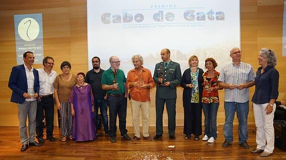 Los galardonados junto a los organizadores del acto al término de la entrega de premios.