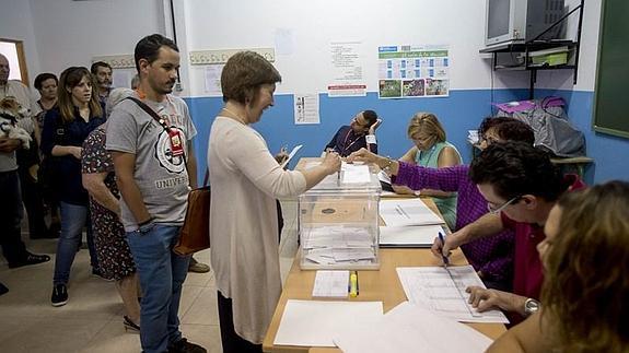 La candidata de IU, Daniela Paqué, el pasado domingo cuando fue a votar junto a su número dos 