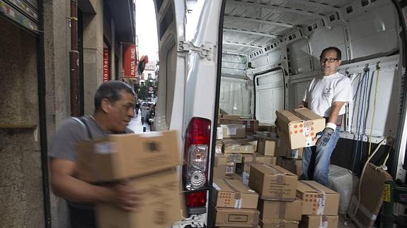 Wagner, especialista en mudanzas de libros, ayer en plena faena en Madrid. 