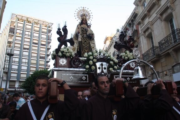 La Virgen del Carmen, en procesión por la capital.