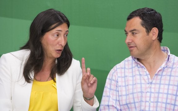 Loles López Gabarro y Juanma Moreno, secretaria general y presidente del PP andaluz, ayer en el comité ejecutivo de este partido.