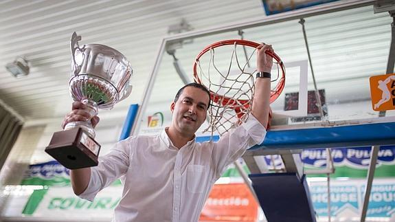 El presidente Óscar Fernández-Arenas muestra el trofeo que acredita a la Fundación CB Granada como uno de los equipos que ha ascendido a LEB Plata.