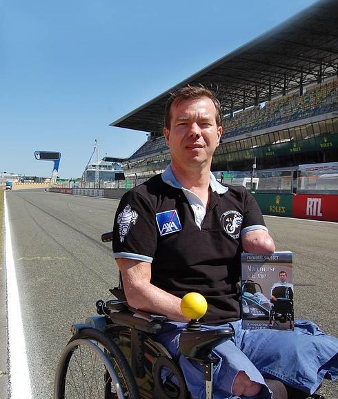 Frédéric Sausset sostiene el libro que cuenta su epopeya en el circuito de La Sarthe donde este fin de semana se correrán las 24 Horas de Le Mans. 