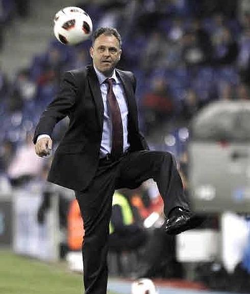 Joaquín Caparrós devuelve el balón al terreno de juego durante un partido de Liga en el estadio Cornellá-El Prat, en Barcelona