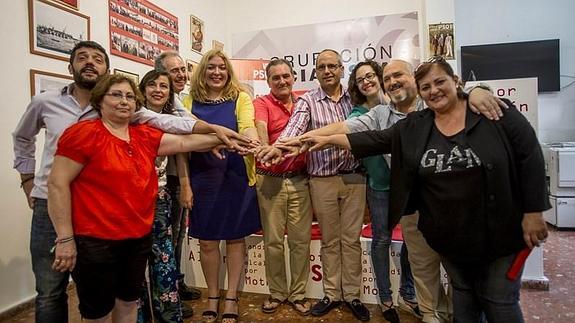 Flor Almón y Antonio Escámez, con los miembros electos del PSOE y PA ayer, tras la firma del pacto de gobierno 