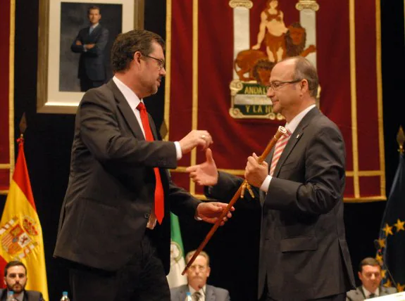 Rafael Esteban, presidente del pleno, ofrece el bastón de mando a Luis Rogelio Rodríguez-Comendador tras ser proclamado alcalde de Almería.