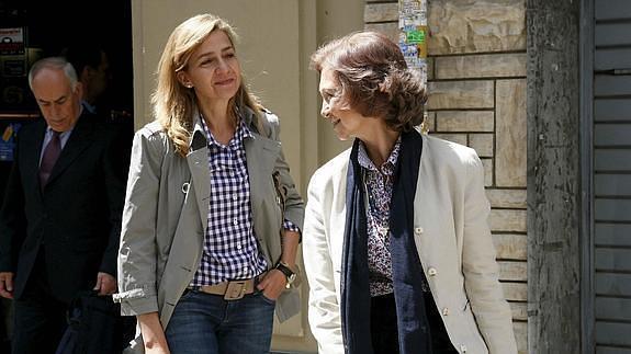 La infanta Cristina con su madre. 