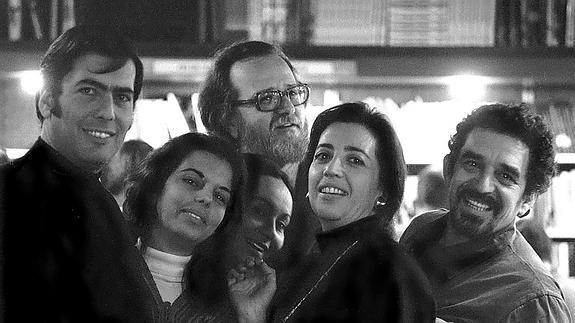 En Barcelona. Eran principios de los setenta y todos se llevaban bien: Mario, Patricia, José Donoso y su esposa Pilar, Mercedes, la mujer de García Márquez, y el propio ‘Gabo’.