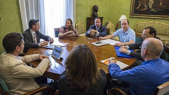 Un momento de la reunión entre los concejales de Ciudadanos y los ediles del PP