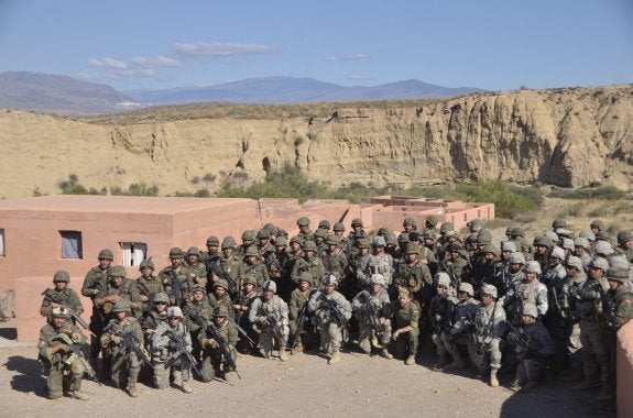 Foto de familia de militares españoles y norteamericanos con que finalizó la jornada de ayer