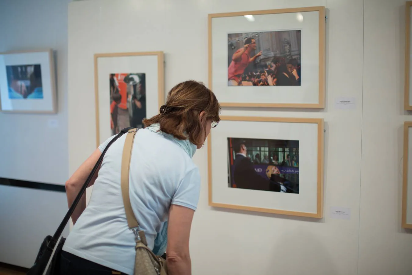 Una visitante observa una de las fotografías expuestas en la sala Zaida