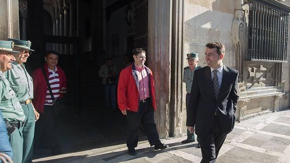 Noel López sale de la Audiencia tras la primera sesión del juicio.