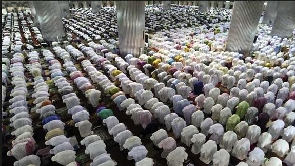 Cientos de indonesios rezan en la primera noche del ramadán. 