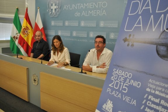 Laureano Navarra y Pablo Mazuecos acompañaron a Ana Martínez Labella ayer en su primera comparecencia pública como edil de Cultura