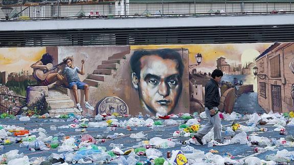 Aspecto que presentaba el botellódromo tras la fiesta de la primavera de 2014