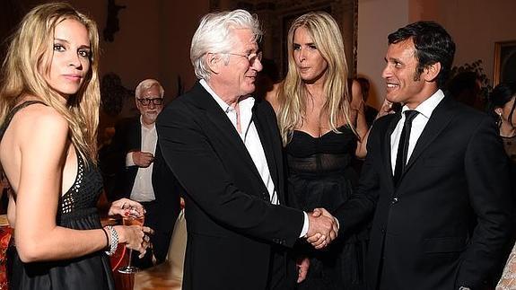 A la izquierda de esta imagen, Alejandra Silva acompaña a Richard Gere durante el homenaje que el miércoles se le rindió en Taormina (Sicilia). 