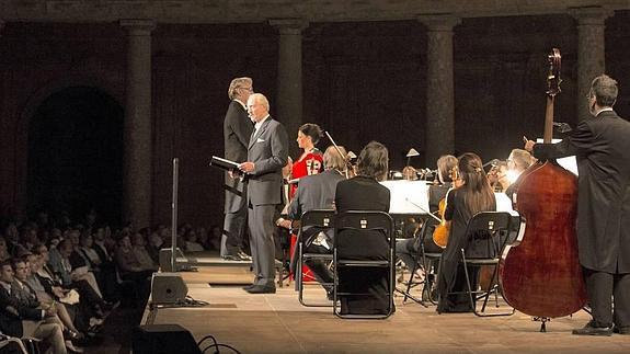 Charles Dance, narrador, con la Orchester Wiener Akademie
