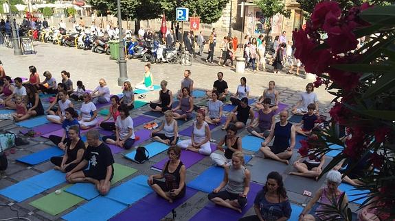 Granada celebra el primer Día Internacional del Yoga