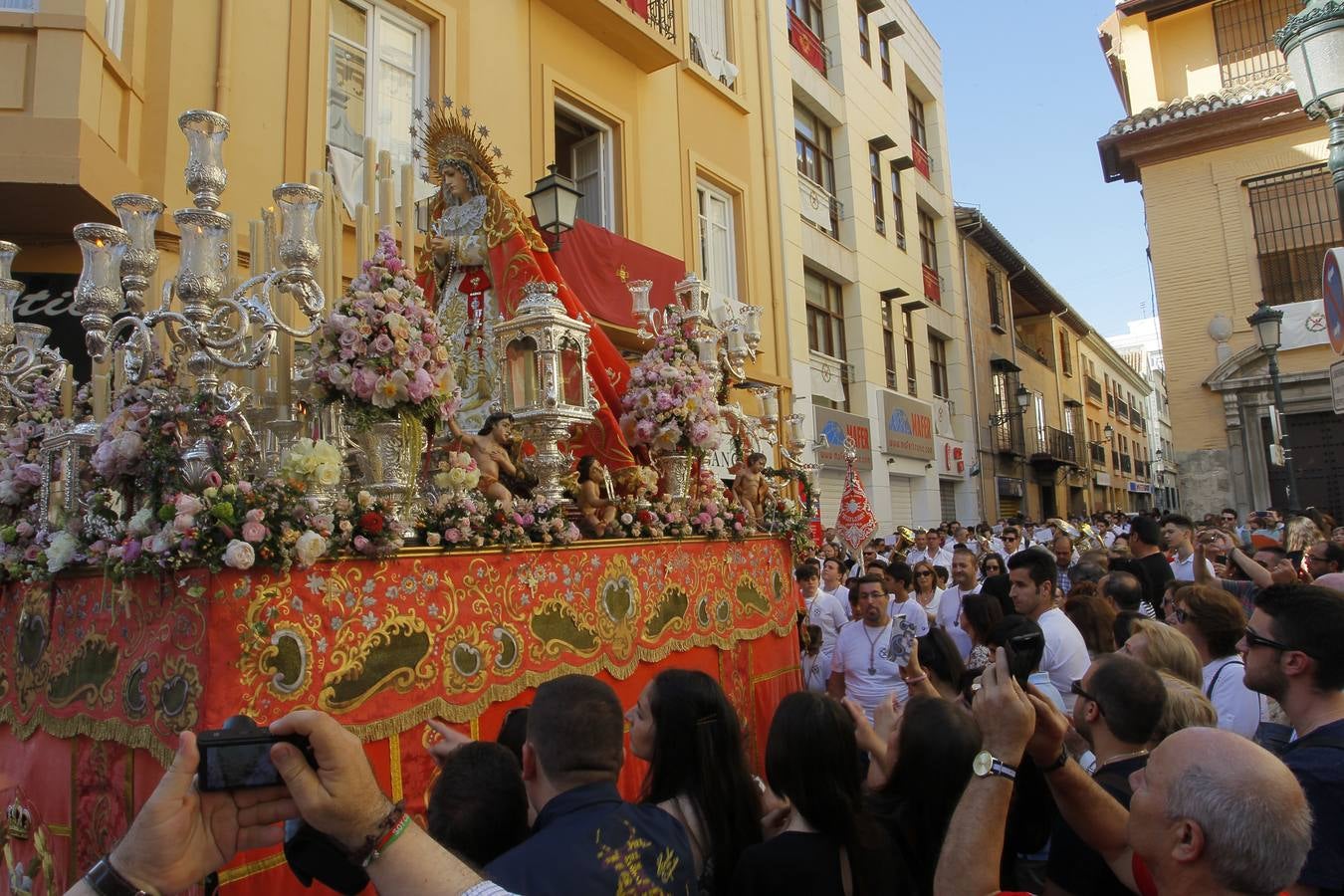 La Virgen del Rosario, ayer en las calles de Granada. 