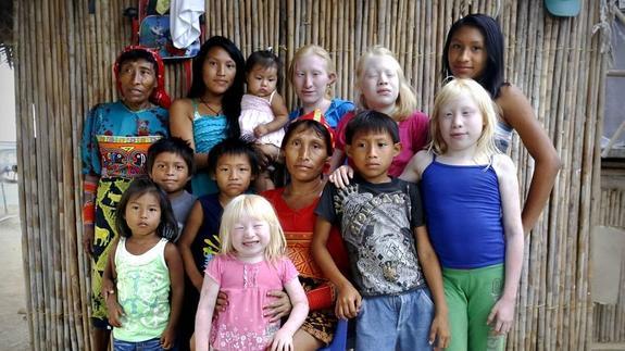 La familia Morales posa ante su casa de Ustupu. Cuatro de las hijas (Iveily, Donilcia, Jade y Yaisseth) son albinas. :