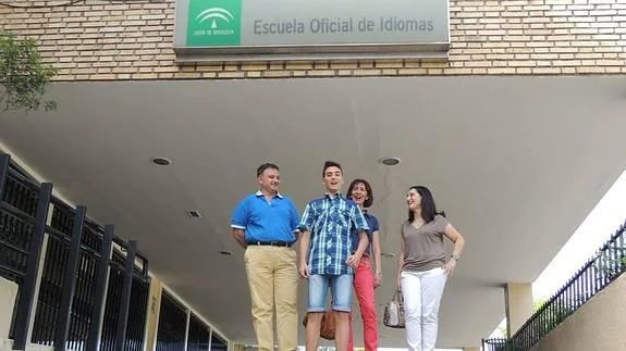 Rafael Arenas, en primer plano, junto a sus padres, justo detrás, y a la derecha su profesora