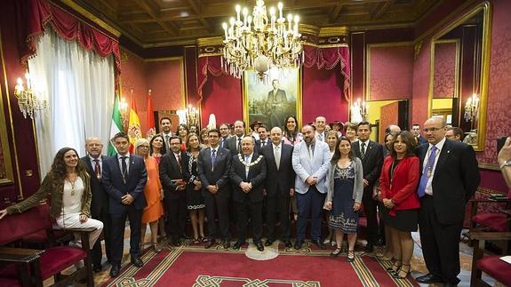 Los 27 concejales posan en el salón de plenos el día que tomaron posesión.