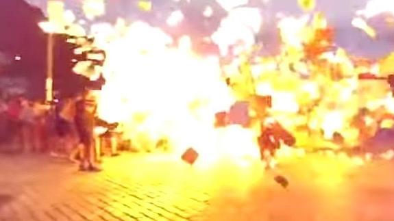 5 heridos en una espectacular explosión de una hoguera de San Juan en Guipúzcoa