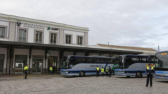 Varios autobuses esperan en la estación de Andaluces a los viajeros que trasladarán a Antequera