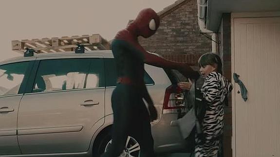 «El increíble SpiderDad», como así se llama la cinta, reproduce una escena similar a la que se produjo con Mike y su hijo.