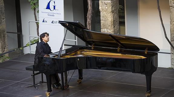 Gustavo Díaz Pérez, al piano, anoche, en el Corral del Carbón