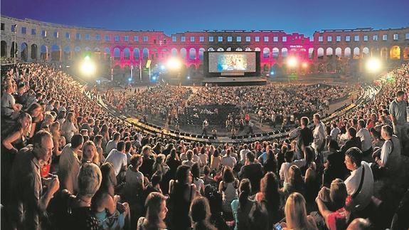 El anfiteatro romano que sirve de escenario convierte al festival de Pula en uno de los más espectaculares de Croacia. 