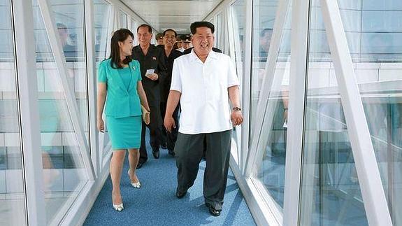 El líder norcoreano Kim Jong- Un pasea por las instalaciones del aeropuerto internacional de Pyongyang.