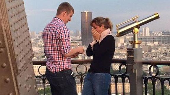 Buscan a los protagonistas de la petición de mano viral de la Torre Eiffel (ellos no lo saben)