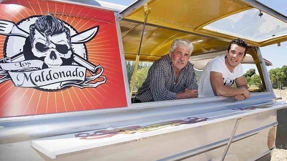 Carlos ayuda a su padre vendiendo embutidos en la furgoneta por Talavera de la Reina y los pueblos de alrededor. 