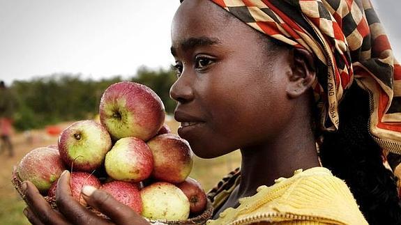 Una joven angoleña vende manzanas en las afueras de Lubango. 