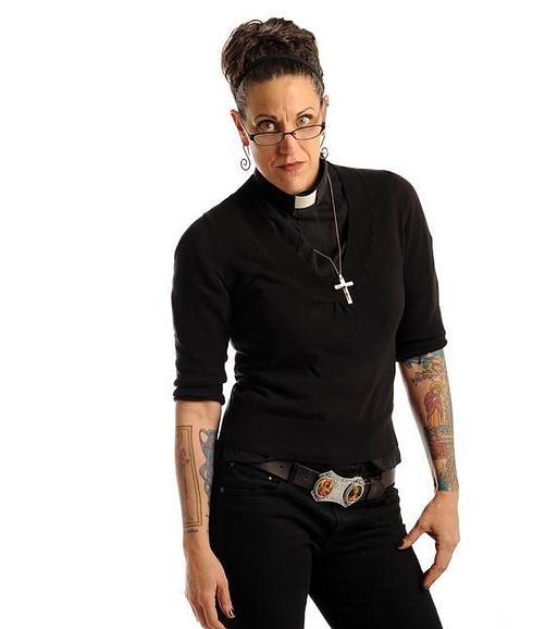 Nadia Bolz-Weber lleva los brazos tatuados con escenas religiosas. También le encantan las grandes hebillas con imágenes o mensajes cristianos. 