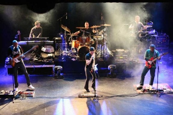 El grupo Apache toca habitualmente en salas de Granada, Almería y Barcelona y suma unos 150 conciertos al año.