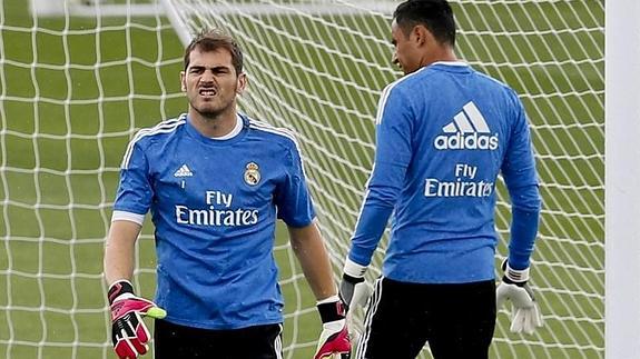 Iker Casillas junto a Keylor Navas en un entrenamiento del Real Madrid