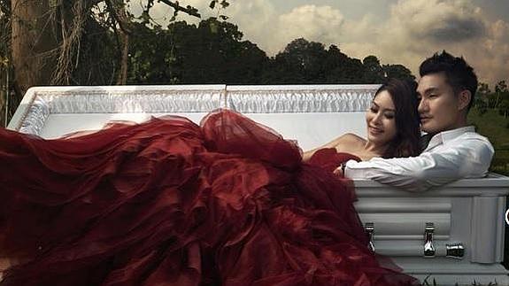 El tétrico álbum de boda de dos enterradores en pleno cementerio