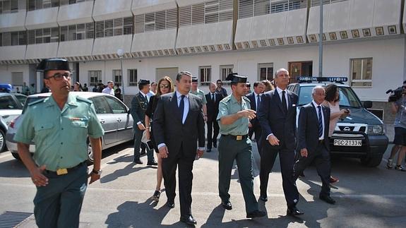 Antonio Sanz y Arsenio Fernández de Mesa visitaron durante la mañana de este jueves la Comandancia de la Guardia Civil de Almería.