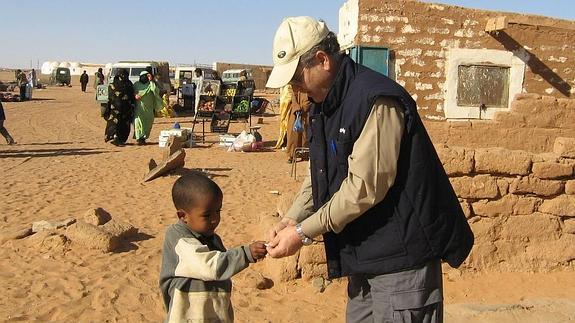 Montes ha acudido en una veintena de ocasiones a los campos de refugiados de los saharauis en misiones de cooperación internacional. 