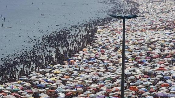 Los brasileños se refugian del calor en la playa de Ipanema. 