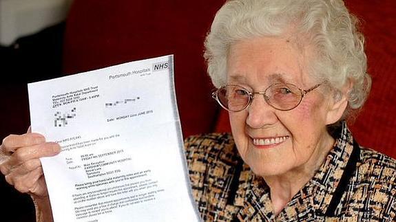 Doris Ayling con su diagnóstico. 